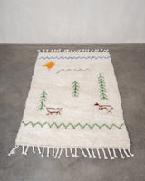 Moderner, handgefertigter Berber-Teppich aus Marokko. Beniourain-Teppich mit schönen Farben und Mustern und flauschiger Wollstruktur.