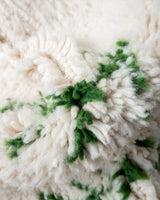 Moderner, handgefertigter Berber-Teppich aus Marokko. Beniourain-Teppich mit schönen Farben und Mustern und flauschiger Wollstruktur.