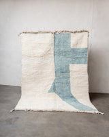 Moderner, handgefertigter Berber-Teppich aus Marokko. Beniourain-Teppich mit schönen Farben und Mustern und flauschiger Wollstruktur.
