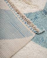 Moderner, handgefertigter Berber-Teppich aus Marokko. Beniourain-Teppich mit schönen Farben und Mustern und flauschiger Wollstruktur.