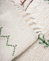 Moderner, handgefertigter Berber-Teppich aus Marokko. Beniourain-Teppich mit schönen Farben und Mustern und flauschiger Wollstruktur.