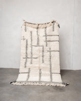 Moderner, handgefertigter Berber-Teppich aus Marokko. Beniourain-Teppich mit schönen Farben und Mustern und flauschiger Wollstruktur.