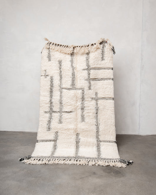 Moderner, handgefertigter Berber-Teppich aus Marokko. Beniourain-Teppich mit schönen Farben und Mustern und flauschiger Wollstruktur.