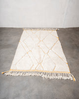 Moderner, handgefertigter Berber-Teppich aus Marokko. Beniourain-Teppich mit schönen Farben und Mustern und flauschiger Wollstruktur.