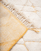 Moderner, handgefertigter Berber-Teppich aus Marokko. Beniourain-Teppich mit schönen Farben und Mustern und flauschiger Wollstruktur.
