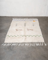 Moderner, handgefertigter Berber-Teppich aus Marokko. Beniourain-Teppich mit schönen Farben und Mustern und flauschiger Wollstruktur.