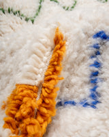 Moderner, handgefertigter Berber-Teppich aus Marokko. Beniourain-Teppich mit schönen Farben und Mustern und flauschiger Wollstruktur.