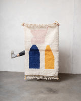 Moderner, handgefertigter Berber-Teppich aus Marokko. Beniourain-Teppich mit schönen Farben und Mustern und flauschiger Wollstruktur.