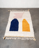 Moderner, handgefertigter Berber-Teppich aus Marokko. Beniourain-Teppich mit schönen Farben und Mustern und flauschiger Wollstruktur.