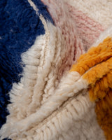 Moderner, handgefertigter Berber-Teppich aus Marokko. Beniourain-Teppich mit schönen Farben und Mustern und flauschiger Wollstruktur.