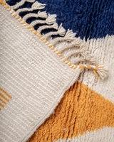 Moderner, handgefertigter Berber-Teppich aus Marokko. Beniourain-Teppich mit schönen Farben und Mustern und flauschiger Wollstruktur.