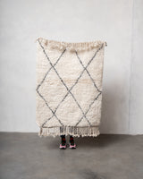 Moderner, handgefertigter Berber-Teppich aus Marokko. Beniourain-Teppich mit minimalistischem Design, natürlichem Wollflor und flauschiger Textur.