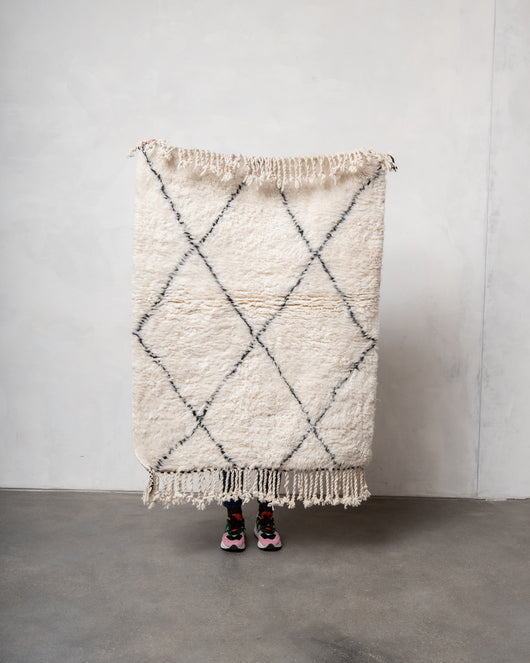 Moderner, handgefertigter Berber-Teppich aus Marokko. Beniourain-Teppich mit minimalistischem Design, natürlichem Wollflor und flauschiger Textur.