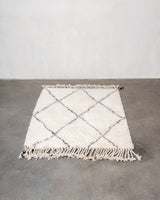 Moderner, handgefertigter Berber-Teppich aus Marokko. Beniourain-Teppich mit minimalistischem Design, natürlichem Wollflor und flauschiger Textur.