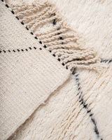 Moderner, handgefertigter Berber-Teppich aus Marokko. Beniourain-Teppich mit minimalistischem Design, natürlichem Wollflor und flauschiger Textur.
