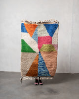 Moderner, handgefertigter Berber-Teppich aus Marokko. Beniourain-Teppich mit schönen Farben und Mustern und flauschiger Wollstruktur.