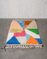 Moderner, handgefertigter Berber-Teppich aus Marokko. Beniourain-Teppich mit schönen Farben und Mustern und flauschiger Wollstruktur.