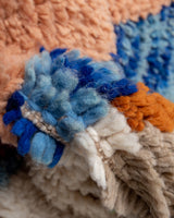 Moderner, handgefertigter Berber-Teppich aus Marokko. Beniourain-Teppich mit schönen Farben und Mustern und flauschiger Wollstruktur.