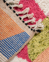 Moderner, handgefertigter Berber-Teppich aus Marokko. Beniourain-Teppich mit schönen Farben und Mustern und flauschiger Wollstruktur.