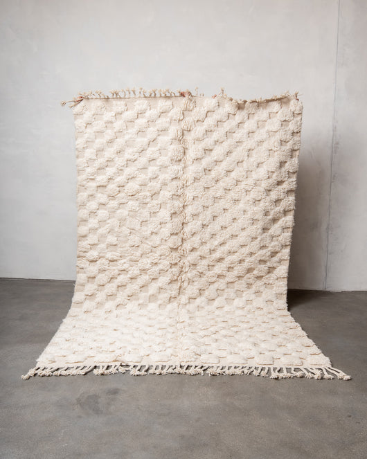 Moderner, handgefertigter Berber-Teppich aus Marokko. Beniourain-Teppich mit schönen Farben und Mustern und flauschiger Wollstruktur.