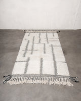 Moderner, handgefertigter Berber-Teppich aus Marokko. Beniourain-Teppich mit schönen Farben und Mustern und flauschiger Wollstruktur.