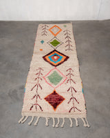 Moderner, handgefertigter Berber-Läuferteppich aus Marokko. Beniourain mit schönen Farben und Mustern.