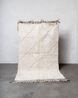 Moderner, handgefertigter Berber-Teppich aus Marokko. Beniourain-Teppich mit schönen Farben und Mustern und flauschiger Wollstruktur.