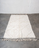 Moderner, handgefertigter Berber-Teppich aus Marokko. Beniourain-Teppich mit schönen Farben und Mustern und flauschiger Wollstruktur.