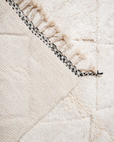 Moderner, handgefertigter Berber-Teppich aus Marokko. Beniourain-Teppich mit schönen Farben und Mustern und flauschiger Wollstruktur.
