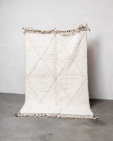 Moderner, handgefertigter Berber-Teppich aus Marokko. Beniourain-Teppich mit schönen Farben und Mustern und flauschiger Wollstruktur.