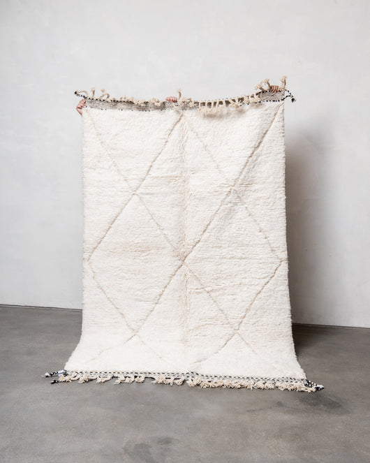 Moderner, handgefertigter Berber-Teppich aus Marokko. Beniourain-Teppich mit schönen Farben und Mustern und flauschiger Wollstruktur.