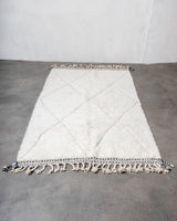 Moderner, handgefertigter Berber-Teppich aus Marokko. Beniourain-Teppich mit schönen Farben und Mustern und flauschiger Wollstruktur.