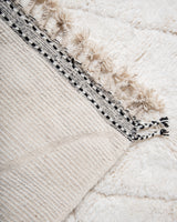 Moderner, handgefertigter Berber-Teppich aus Marokko. Beniourain-Teppich mit schönen Farben und Mustern und flauschiger Wollstruktur.