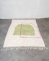 Moderner, handgefertigter Berber-Teppich aus Marokko. Beniourain-Teppich mit schönen Farben und Mustern und flauschiger Wollstruktur.