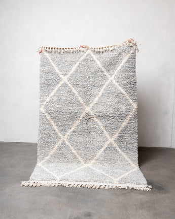 Moderner, handgefertigter Berber-Teppich aus Marokko. Beniourain-Teppich mit schönen Farben und Mustern und flauschiger Wollstruktur.