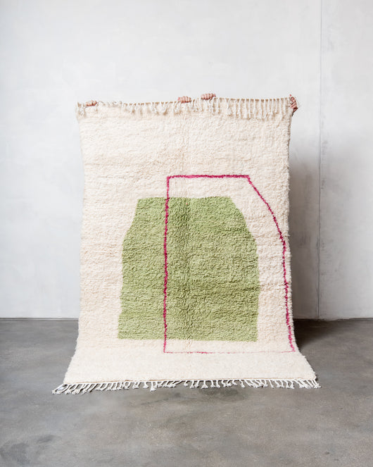 Moderner, handgefertigter Berber-Teppich aus Marokko. Beniourain-Teppich mit schönen Farben und Mustern und flauschiger Wollstruktur.