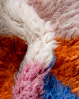 Moderner, handgefertigter Berber-Teppich aus Marokko. Beniourain-Teppich mit schönen Farben und Mustern und flauschiger Wollstruktur.