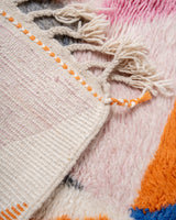 Moderner, handgefertigter Berber-Teppich aus Marokko. Beniourain-Teppich mit schönen Farben und Mustern und flauschiger Wollstruktur.