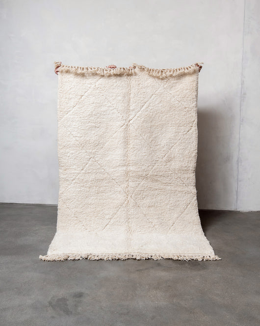 Moderner, handgefertigter Berber-Teppich aus Marokko. Beniourain-Teppich mit schönen Farben und Mustern und flauschiger Wollstruktur.