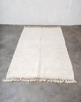 Moderner, handgefertigter Berber-Teppich aus Marokko. Beniourain-Teppich mit schönen Farben und Mustern und flauschiger Wollstruktur.