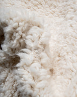 Moderner, handgefertigter Berber-Teppich aus Marokko. Beniourain-Teppich mit schönen Farben und Mustern und flauschiger Wollstruktur.