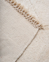 Moderner, handgefertigter Berber-Teppich aus Marokko. Beniourain-Teppich mit schönen Farben und Mustern und flauschiger Wollstruktur.
