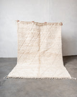 Moderner, handgefertigter Berber-Teppich aus Marokko. Beniourain-Teppich mit schönen Farben und Mustern und flauschiger Wollstruktur.