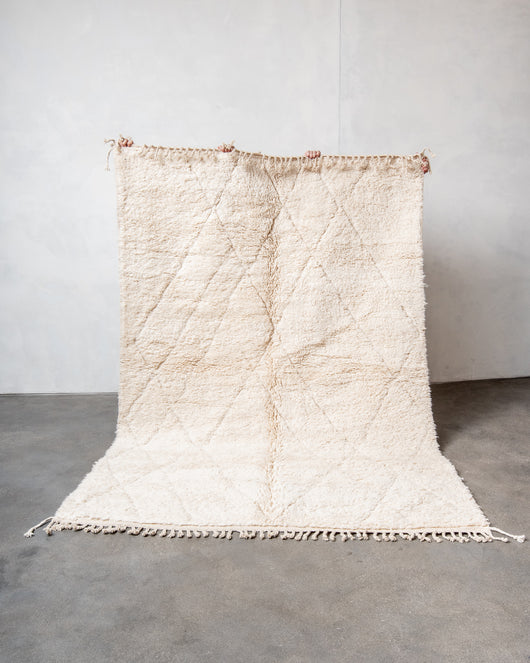Moderner, handgefertigter Berber-Teppich aus Marokko. Beniourain-Teppich mit schönen Farben und Mustern und flauschiger Wollstruktur.