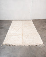 Moderner, handgefertigter Berber-Teppich aus Marokko. Beniourain-Teppich mit schönen Farben und Mustern und flauschiger Wollstruktur.
