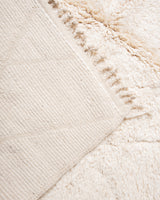 Moderner, handgefertigter Berber-Teppich aus Marokko. Beniourain-Teppich mit schönen Farben und Mustern und flauschiger Wollstruktur.