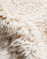 Moderner, handgefertigter Berber-Teppich aus Marokko. Beniourain-Teppich mit schönen Farben und Mustern und flauschiger Wollstruktur.