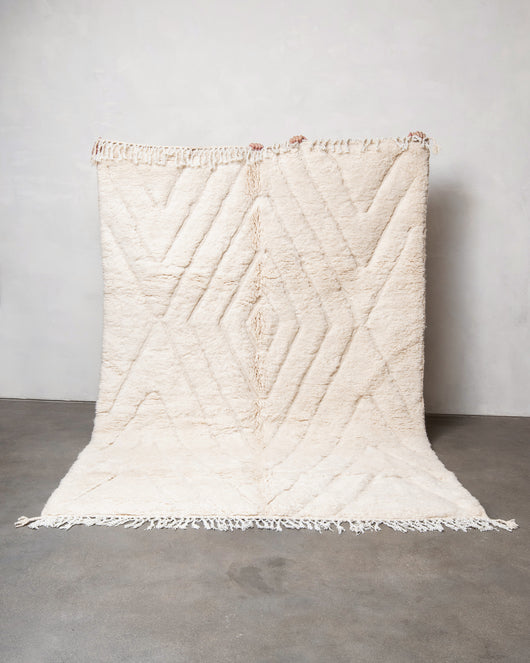 Moderner, handgefertigter Berber-Teppich aus Marokko. Beniourain-Teppich mit schönen Farben und Mustern und flauschiger Wollstruktur.