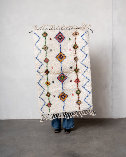 Moderner, handgefertigter Berber-Teppich aus Marokko. Beniourain-Teppich mit schönen Farben und Mustern und flauschiger Wollstruktur.