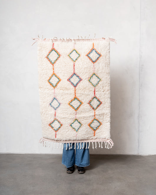 Moderner, handgefertigter Berber-Teppich aus Marokko. Beniourain-Teppich mit schönen Farben und Mustern und flauschiger Wollstruktur.